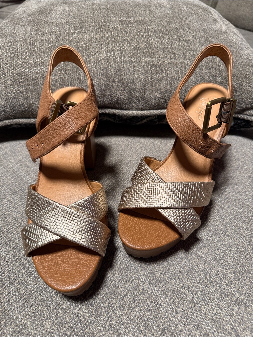 Crown Vintage Women’s Tan and Metallic Wedge Sandals Size 7